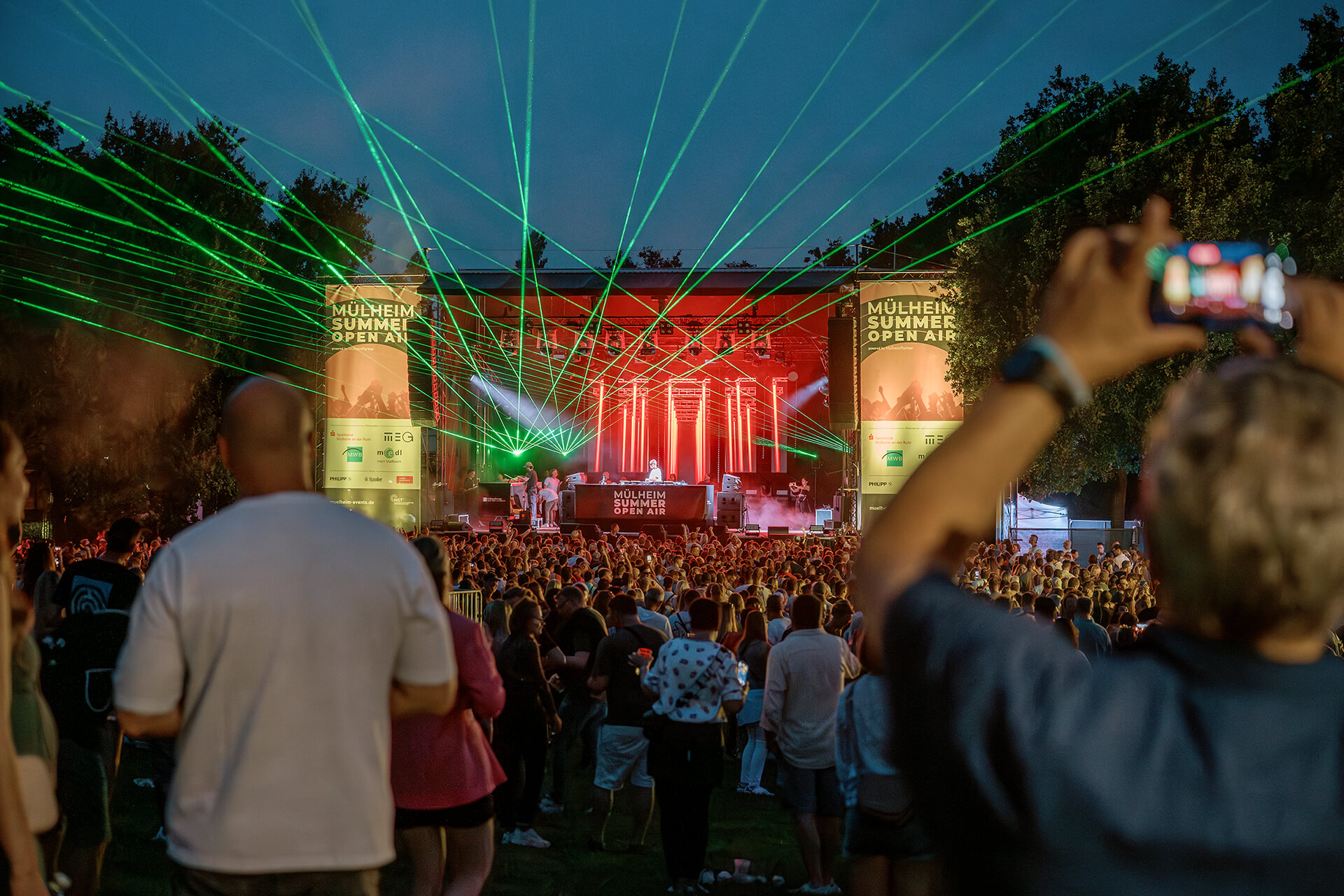 Besucher mit Smartphone beim Mülheim Summer Open Air 2023 in der MüGa