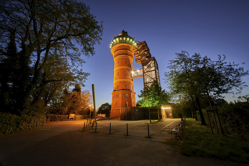 Beleuchtetes Aquarius Wassermuseum im ehemaligen Wasserturm in Mülheim Styrum