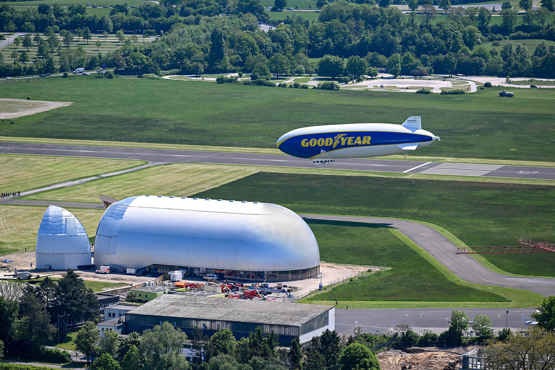 Landung von Zeppelin NT im Sommer am Flughafen Essen/Mülheim