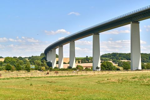 Ruhrtalbrücke im Sommer im Mülheimer Ruhrtal