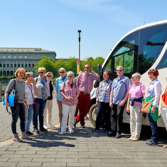 Gruppe am Bus im Sommer am Mülheimer Stadthafen