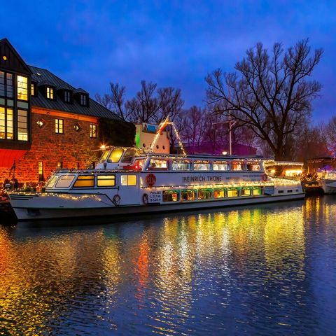 Beleuchtete Schiffe der Weißen Flotte bei der Mülheimer Schiffsweihnacht 2023 auf der Schleuseninsel