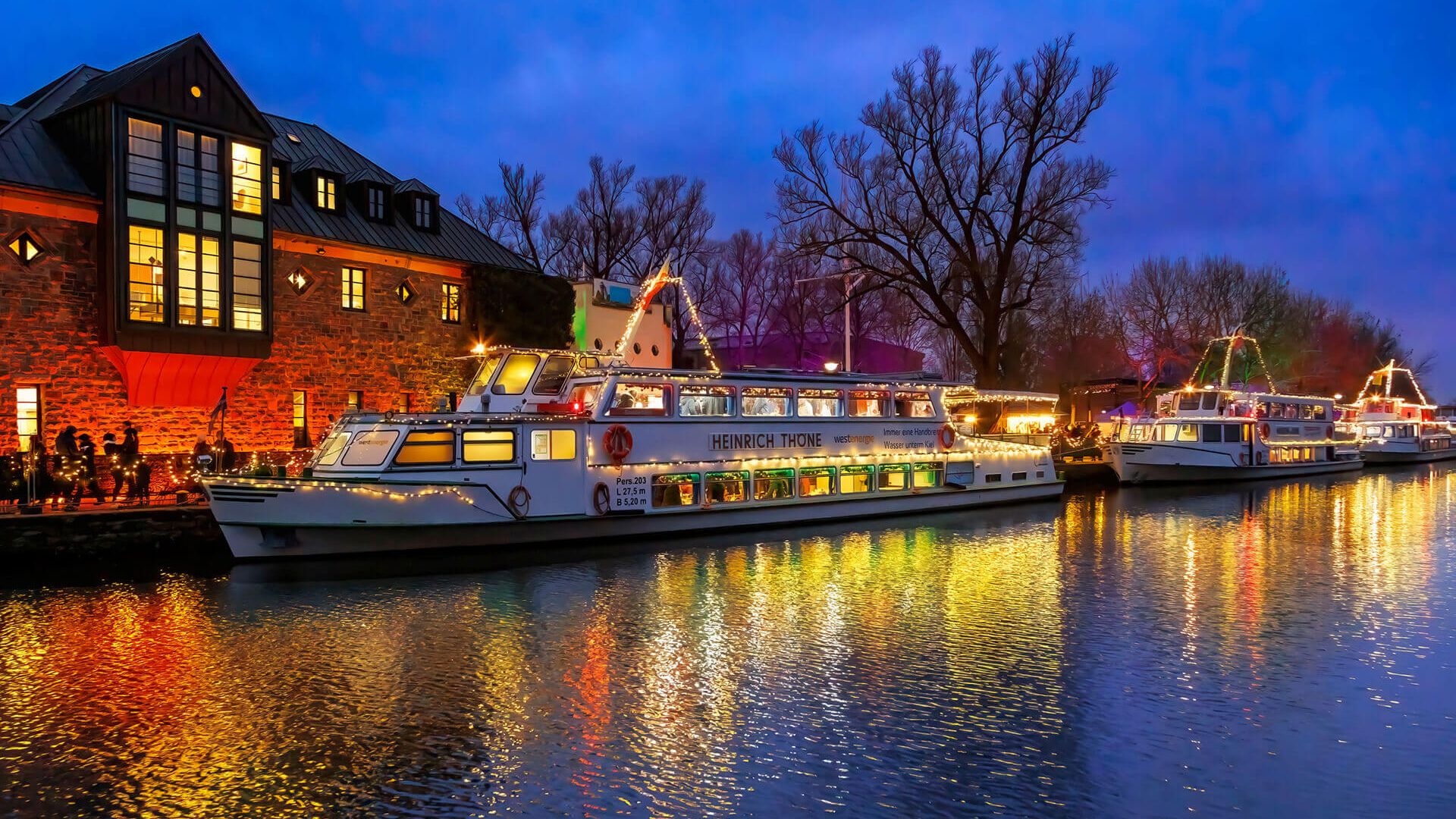 Beleuchtete Schiffe der Weißen Flotte bei der Mülheimer Schiffsweihnacht 2023 auf der Schleuseninsel