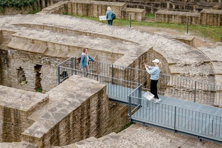 Frauen beim Fotografieren im Frühjahr auf dem Erlebnispfad im Schloß Broich