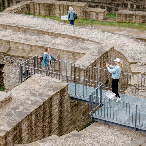 Frauen beim Fotografieren im Frühjahr auf dem Erlebnispfad im Schloß Broich