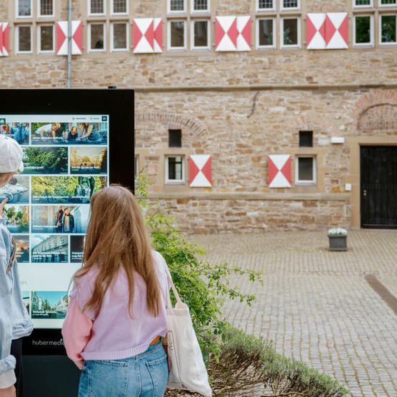 Frauen am SmartKiosk des Erlebnispfads im Schloß Broich