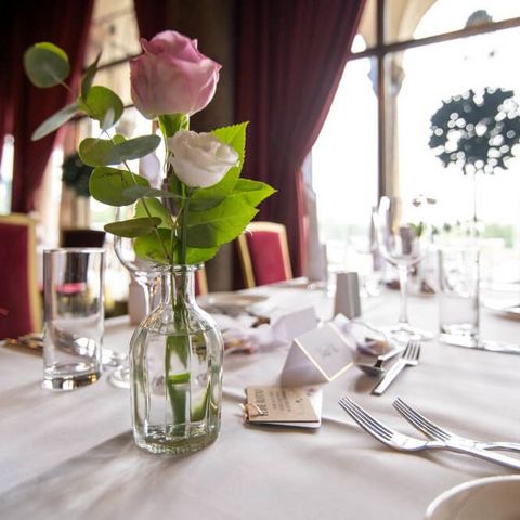 Rose auf festlich gedecktem Tisch im Restaurant Caruso in der Stadthalle Mülheim 