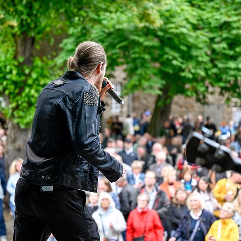 Sänger von DELUXE – the radioband bei der Premiere der Broicher Schlossparty 2024 im Schloß Broich