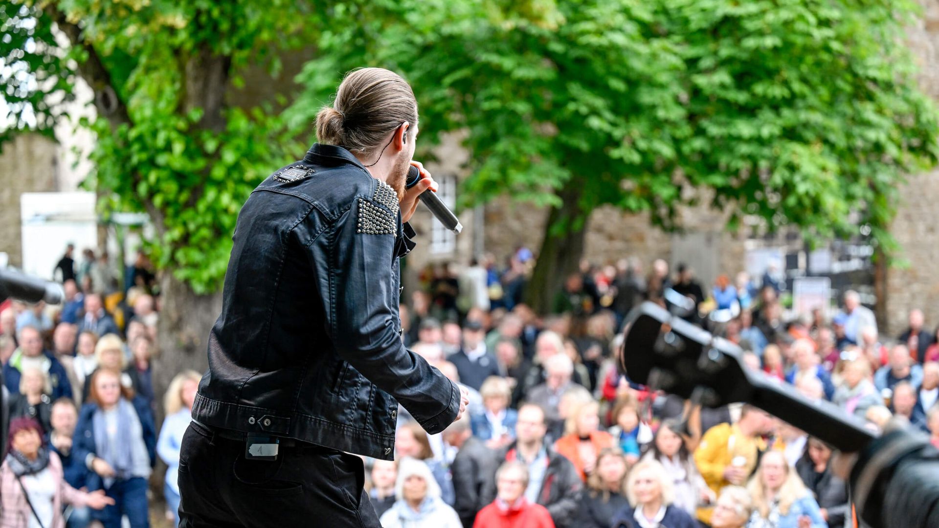 Sänger von DELUXE – the radioband bei der Premiere der Broicher Schlossparty 2024 im Schloß Broich