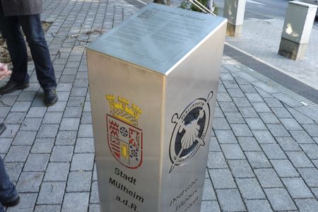 Jakobsweg-Stele am Rand der Mülheimer Altstadt