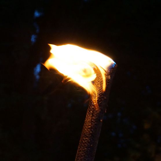 Fackel bei Nacht auf einer Stadtführung durch Mülheim