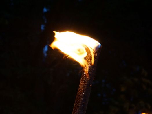 Fackel bei Nacht auf einer Stadtführung durch Mülheim