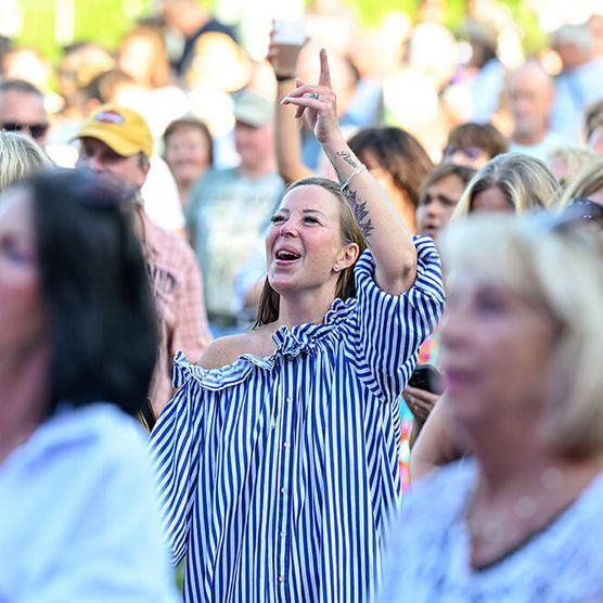 Das Publikum feiert beim MÜLHEIM SUMMER OPEN AIR 2024 (Samstag) im MüGa-Park