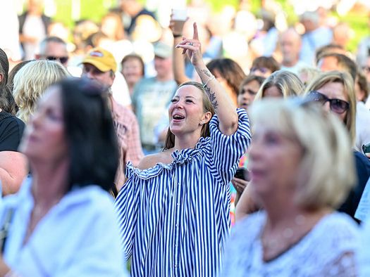 Das Publikum feiert beim MÜLHEIM SUMMER OPEN AIR 2024 (Samstag) im MüGa-Park