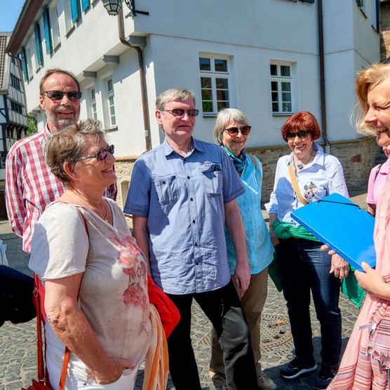 Gruppe und Tourguide auf Stadtführung im Sommer durch die Mülheimer Altstadt