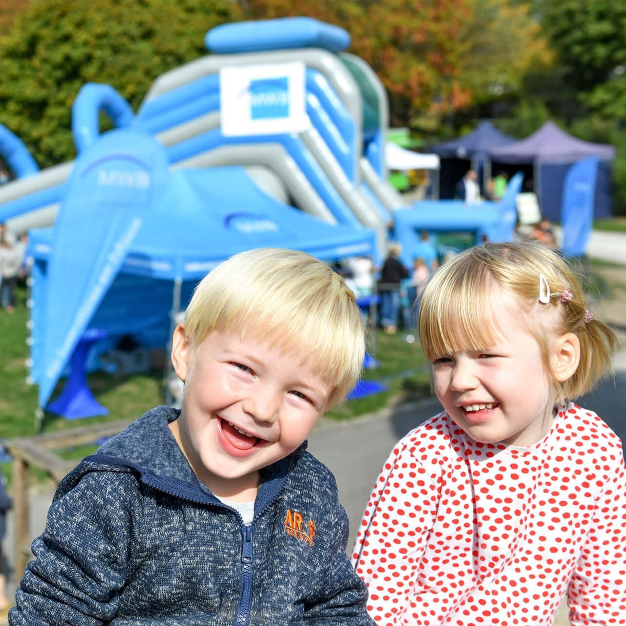 Lachende Kinder beim Weltkindertag im Sommer in der MüGa