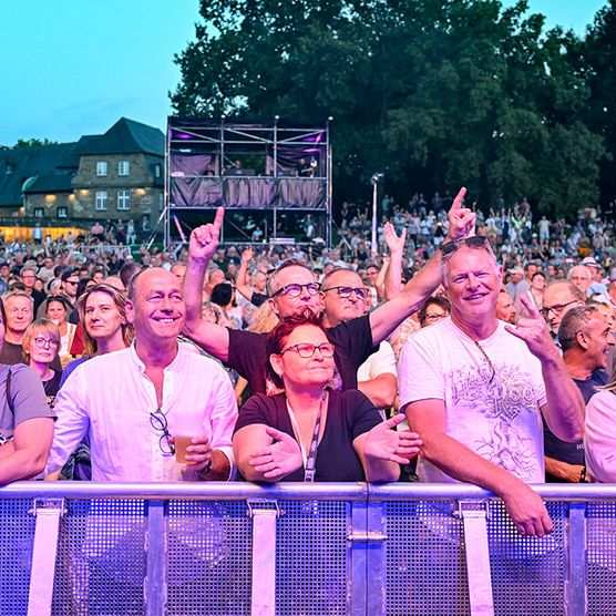 Das Publikum feiert beim MÜLHEIM SUMMER OPEN AIR 2024 (Samstag) im MüGa-Park