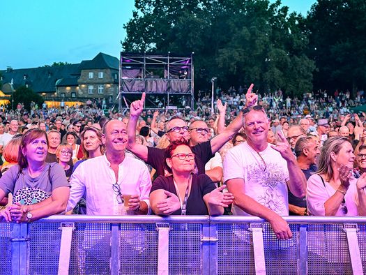 Das Publikum feiert beim MÜLHEIM SUMMER OPEN AIR 2024 (Samstag) im MüGa-Park