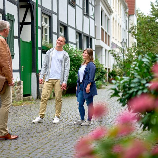 Paar und Tourguide auf Stadtführung im Sommer durch die Mülheimer Altstadt