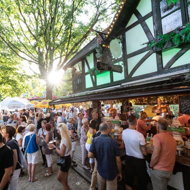 Biergarten auf der Mölmschen Kirmes im Sommer rund um die Stadthalle Mülheim