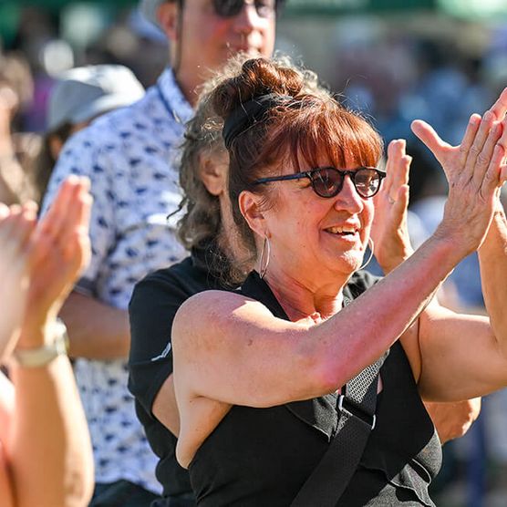 Das Publikum feiert beim MÜLHEIM SUMMER OPEN AIR 2024 (Samstag) im MüGa-Park