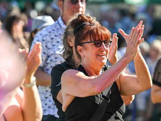 Das Publikum feiert beim MÜLHEIM SUMMER OPEN AIR 2024 (Samstag) im MüGa-Park