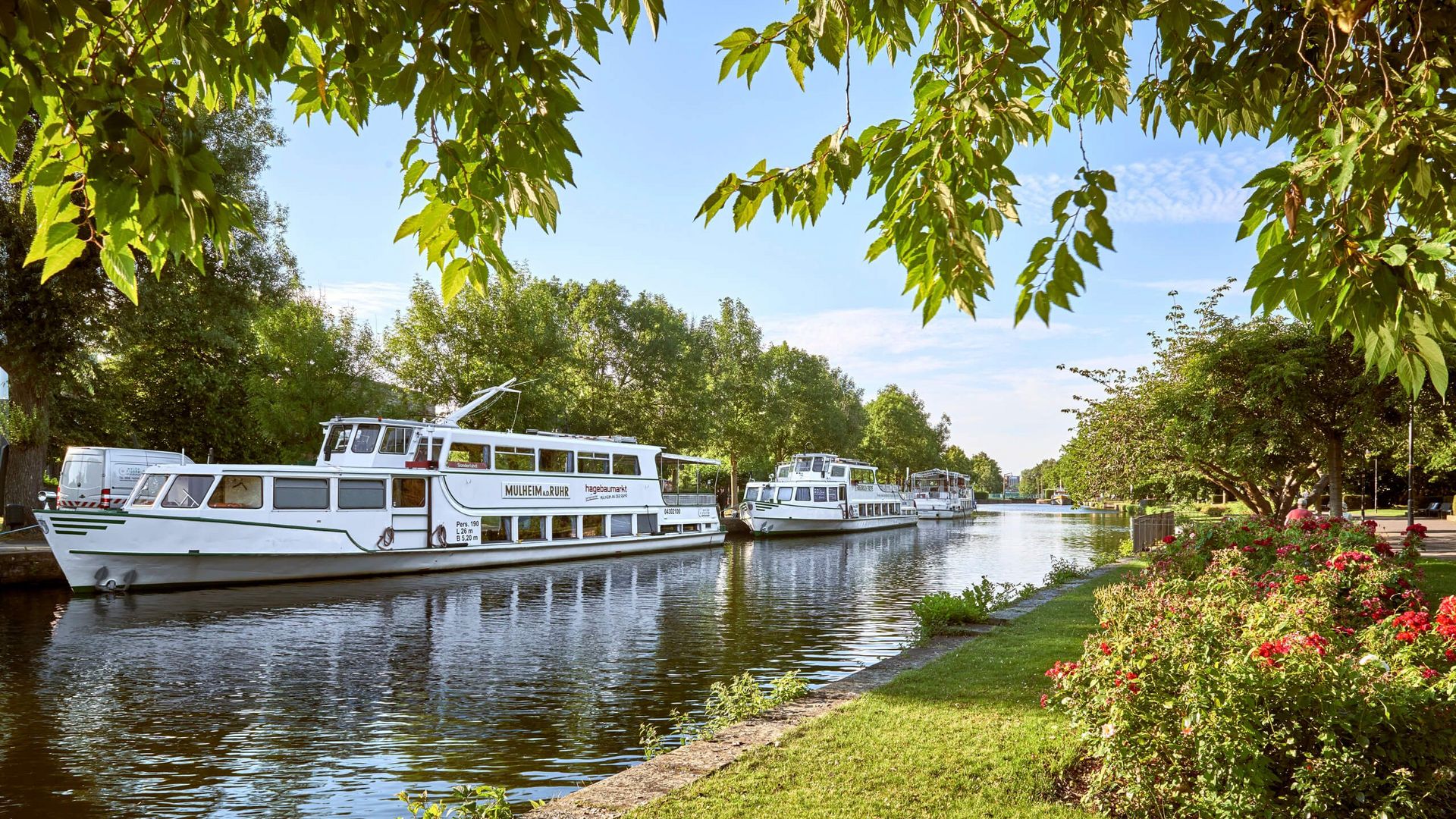 Schiffe der Weißen Flotte Mülheim im Sommer am Wasserbahnhof auf der Schleuseninsel