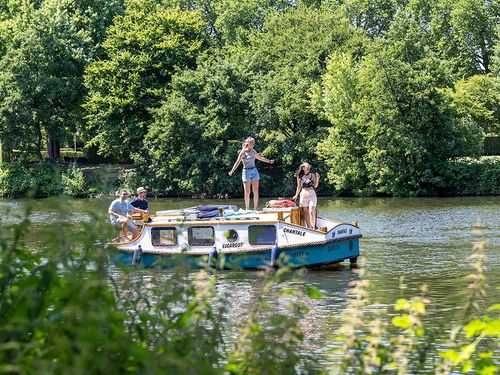 Freunde auf einer Escargot im Sommer auf der Ruhr am Stadthafen Mülheim