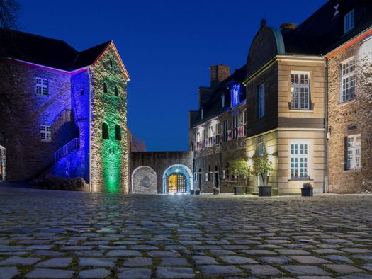 Beleuchtung am Abend im Innenhof von Schloß Broich