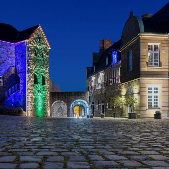 Beleuchtung am Abend im Innenhof von Schloß Broich