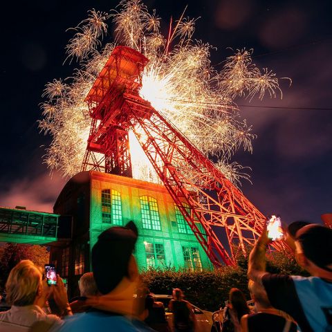 Feuerwerk nachts bei der ExtraSchicht an der Zeche Rheinpreußen in Moers im Ruhrgebiet