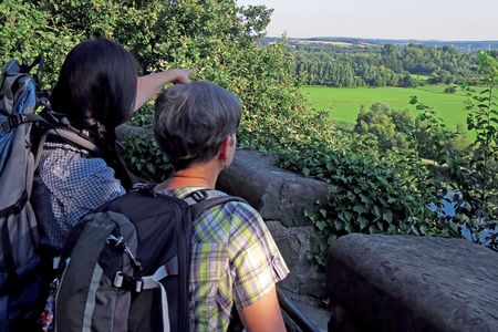 Zwei Wanderinnen blicken vom Kahlenberg aus auf das sommerliche Ruhrtal.