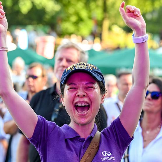 Das Publikum feiert beim MÜLHEIM SUMMER OPEN AIR 2024 (Samstag) im MüGa-Park