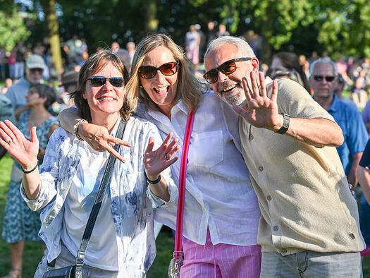 Das Publikum feiert beim MÜLHEIM SUMMER OPEN AIR 2024 (Samstag) im MüGa-Park