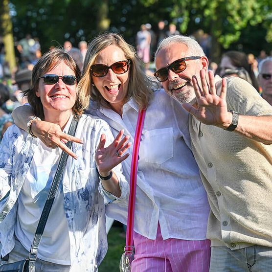 Das Publikum feiert beim MÜLHEIM SUMMER OPEN AIR 2024 (Samstag) im MüGa-Park