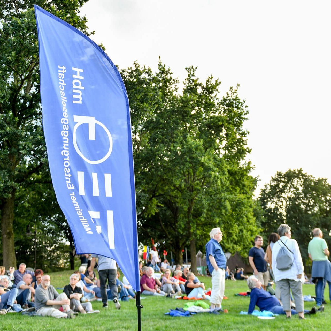 MEG-Banner bei einer Open-Air-Veranstaltung im Sommer in der MüGa