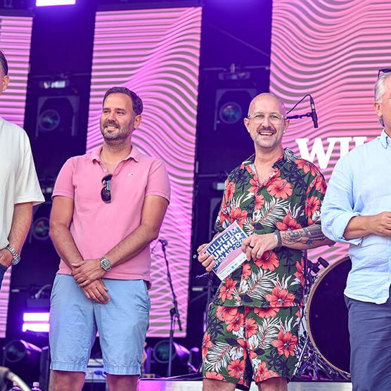 Stefan Falkenberg (Moderation; 2. v. r.) im Interview mit Michael Birr (MST; links), Jan Hoffmann (medl; 2. v. l.) und Marc Buchholz (Oberbürgermeister; rechts) beim MÜLHEIM SUMMER OPEN AIR 2024 im MüGa-Park