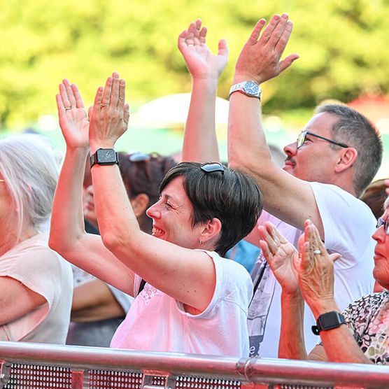 Das Publikum feiert beim MÜLHEIM SUMMER OPEN AIR 2024 (Samstag) im MüGa-Park