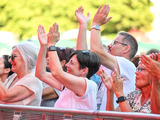 Das Publikum feiert beim MÜLHEIM SUMMER OPEN AIR 2024 (Samstag) im MüGa-Park