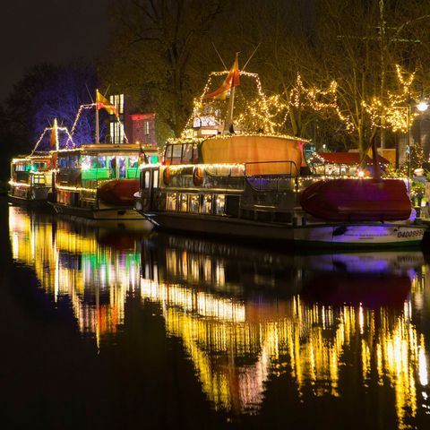 Beleuchtete Schiffe der Weißen Flotte bei der Mülheimer Schiffsweihnacht auf der Schleuseninsel