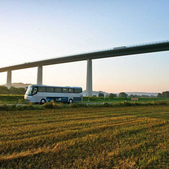 Bus auf einer Rundfahrt durchs Mülheimer Ruhrtal