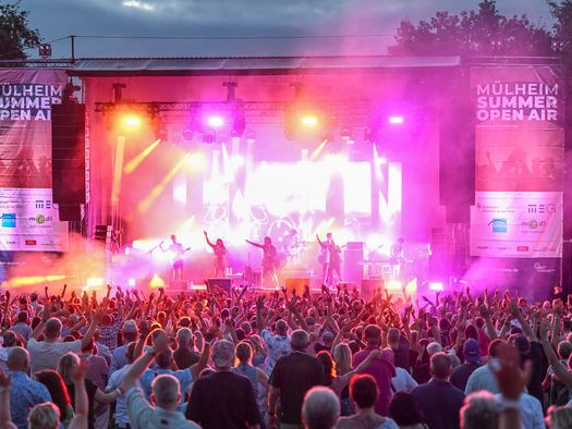 Gäste feiern beim MÜLHEIM SUMMER OPEN AIR (Samstag) zur Musik der Hermes House Band und Lou Bega im August 2024 im MüGa-Park