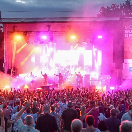 Gäste feiern beim MÜLHEIM SUMMER OPEN AIR (Samstag) zur Musik der Hermes House Band und Lou Bega im August 2024 im MüGa-Park