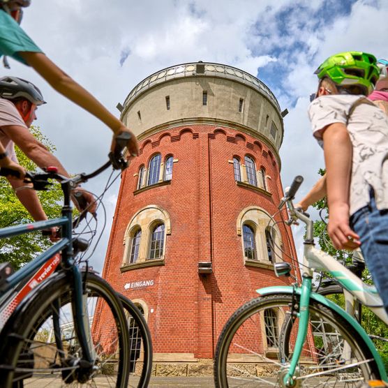 Familie auf Fahrradtour an der Camera Obscura in Mülheim